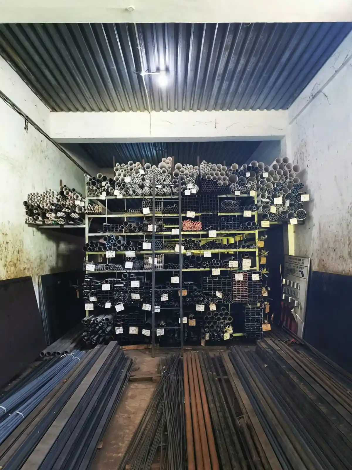 Pipa besi, plastik, dan besi beton